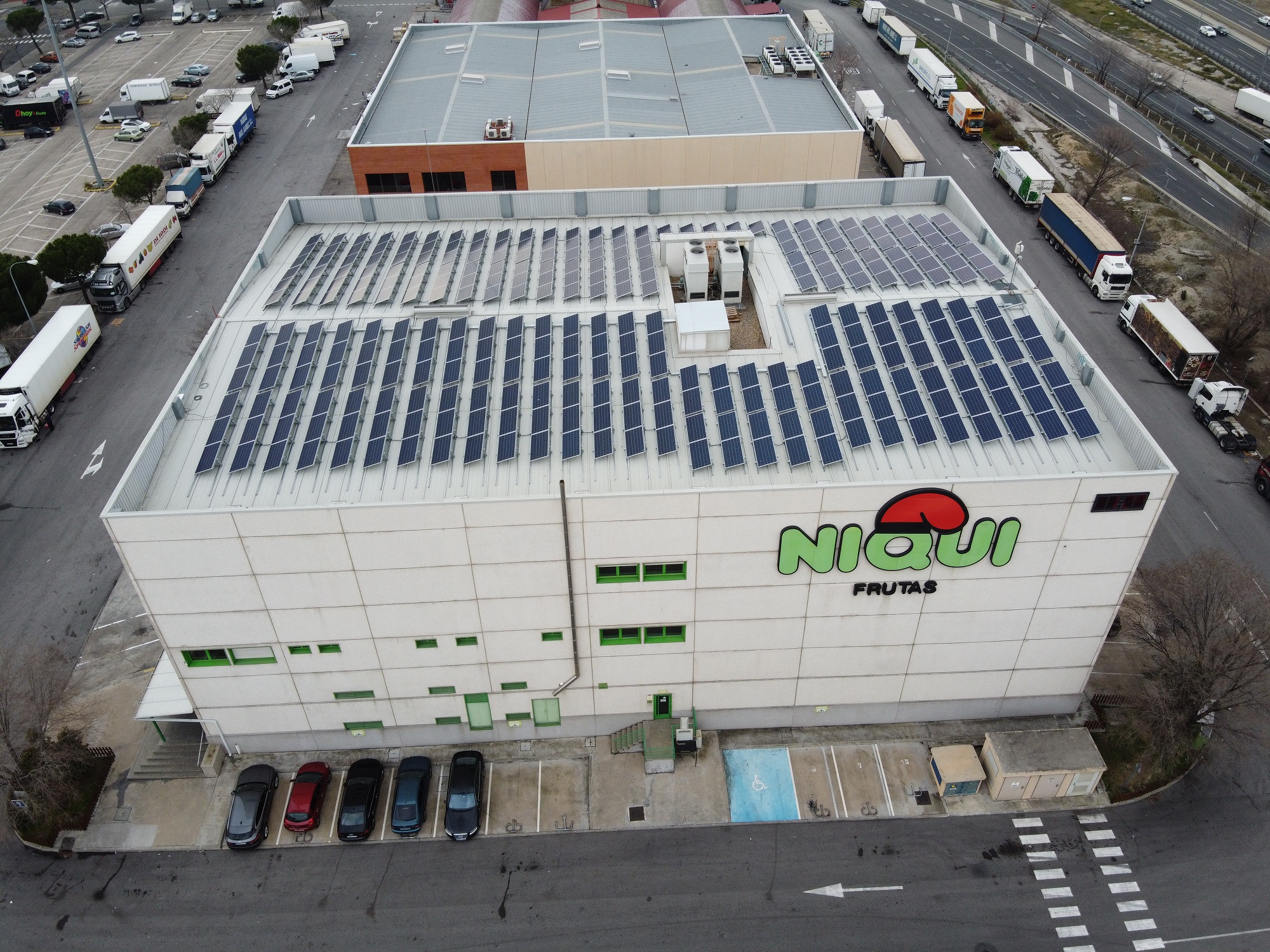Opengy sigue la estela de Mercamadrid e instala una instalación solar fotovoltaica de autoconsumo en la sede de Frutas Niqui Madrimport